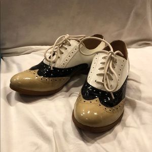 Born Ashleigh oxford style shoes.